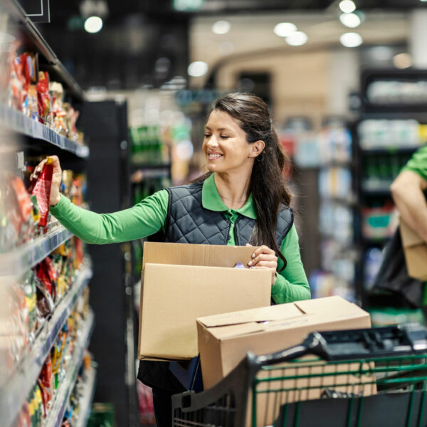 une employée de magasin controle des produits en rayon