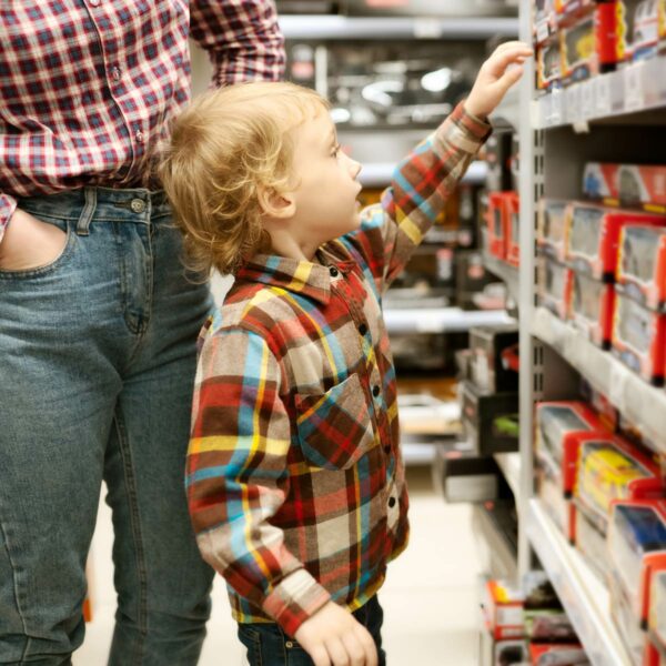 un enfant choisit un jouet dans un rayon grâce aux étiquettes electroniques